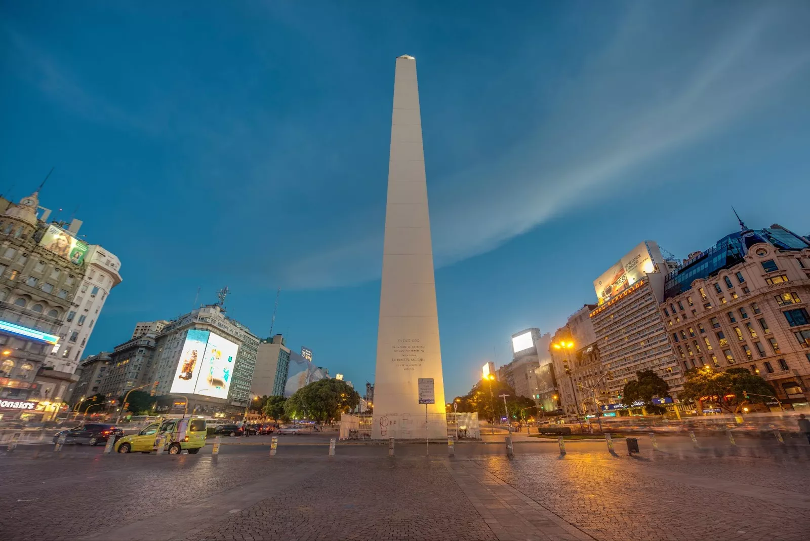 Obelisco, um dos principais pontos turísticos de Buenos Aires O Obelisco de Buenos Aires na Avenida 9 de Julio.