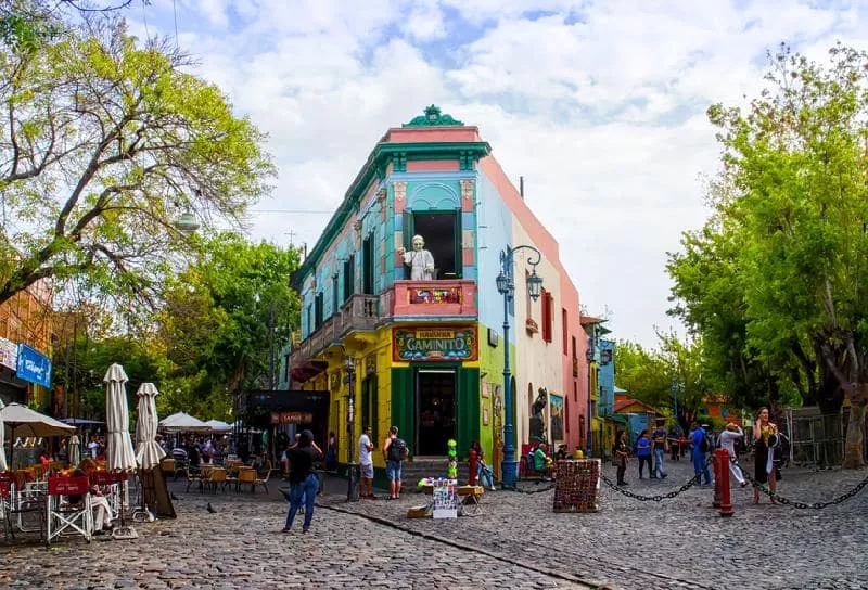 Passeio pelo Caminito em La Boca Casas coloridas na rua Caminito no bairro de La Boca, Buenos Aires.