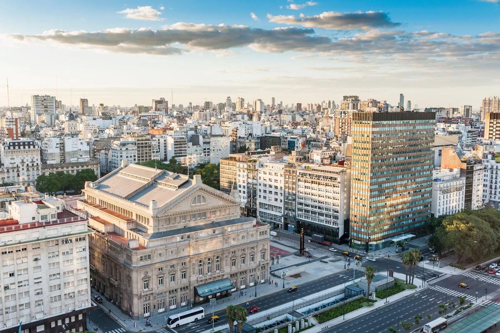 Visita ao famoso Teatro Colón Interior do Teatro Colón em Buenos Aires, com seu palco e camarotes.