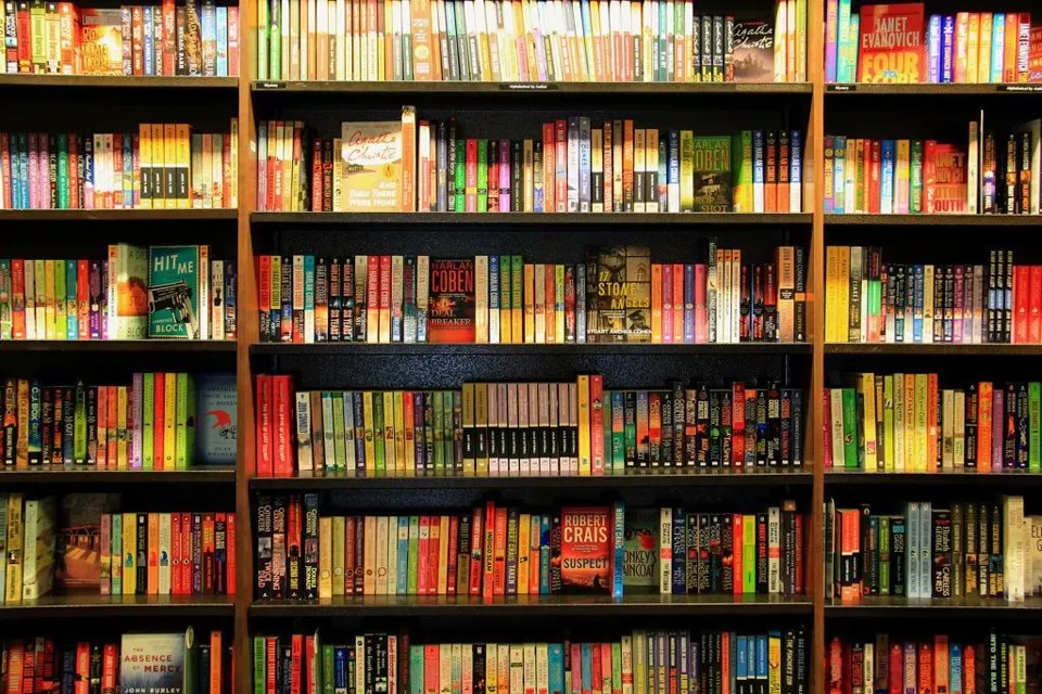 As melhores livrarias de Buenos Aires Prateleiras repletas de livros em uma livraria charmosa em Buenos Aires.