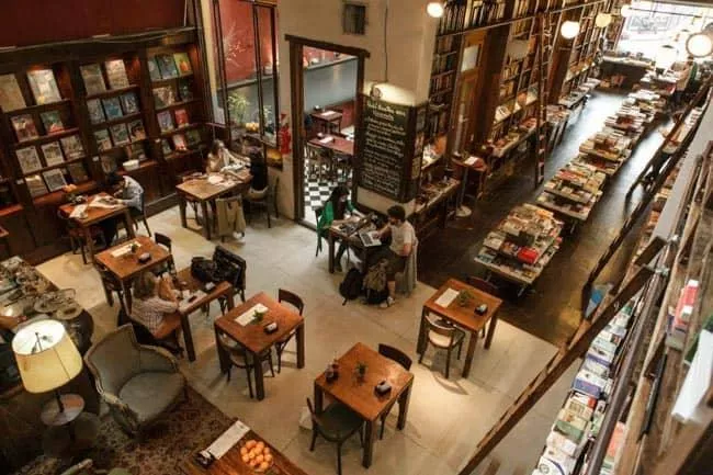 Libros del Pasaje em Palermo Soho Corredor com estantes altas de livros na Libros del Pasaje.
