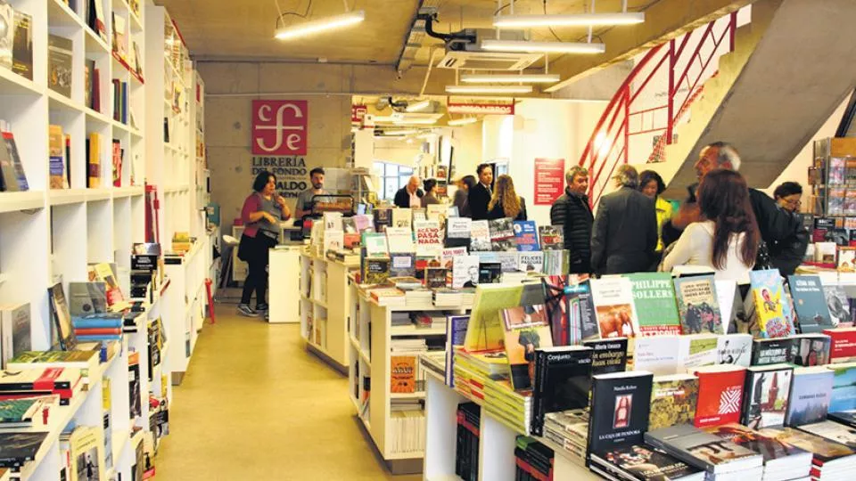 Librería del Fondo e Centro Cultural Fachada de concreto da Librería del Fondo, projeto de Clorindo Testa.