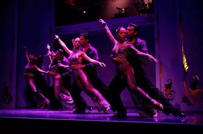 A tradição do tango no Café Los Angelitos Dançarinos de tango se apresentando no histórico Café Los Angelitos.