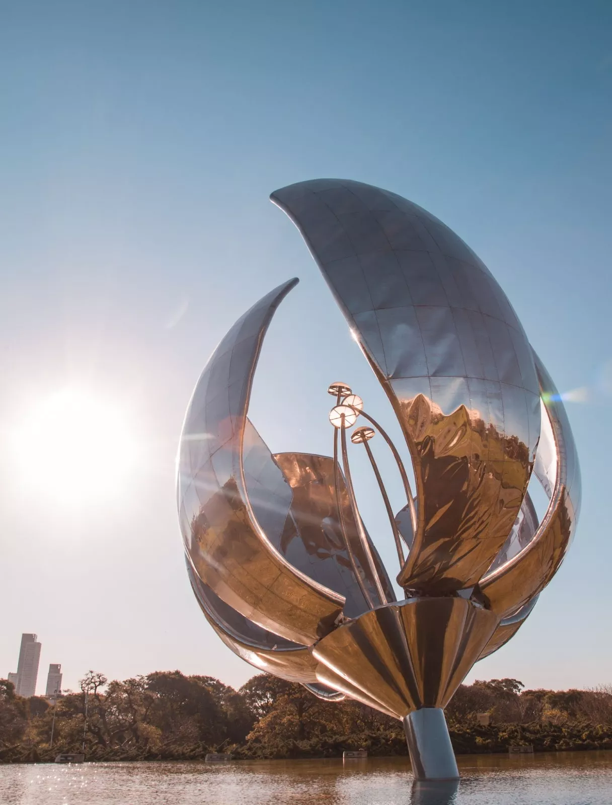 Visita à Floralis Genérica em Recoleta A escultura de metal Floralis Genérica em um parque de Buenos Aires.