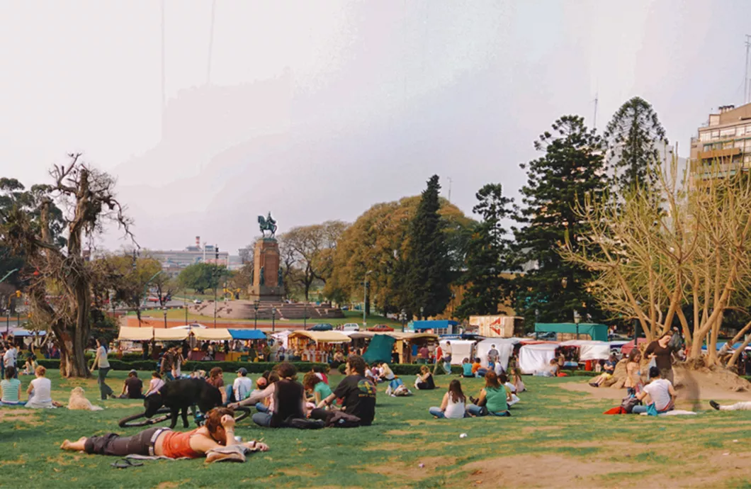 Artesanato local na Feira de Recoleta Barracas de artesanato na Feira de Recoleta em um dia movimentado.