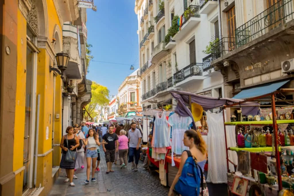 Compras e cultura na Feira de San Telmo Movimento de pessoas e barracas na tradicional Feira de San Telmo.