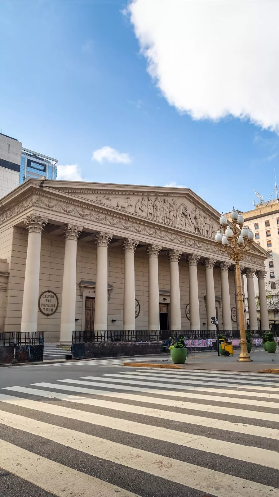Visita à histórica Catedral Metropolitana Fachada imponente da Catedral Metropolitana de Buenos Aires.