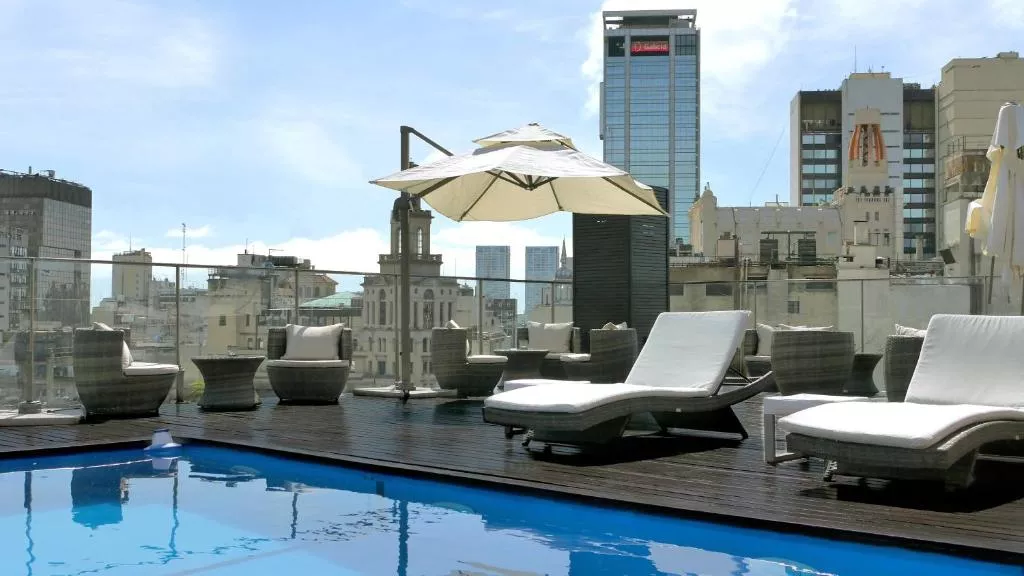 725 Continental Hotel Piscina no terraço do 725 Continental Hotel no centro de Buenos Aires.