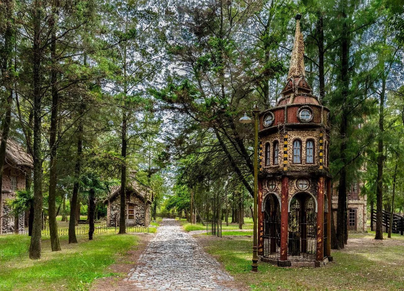 Detalhe de uma das construções em estilo medieval de Campanópolis.