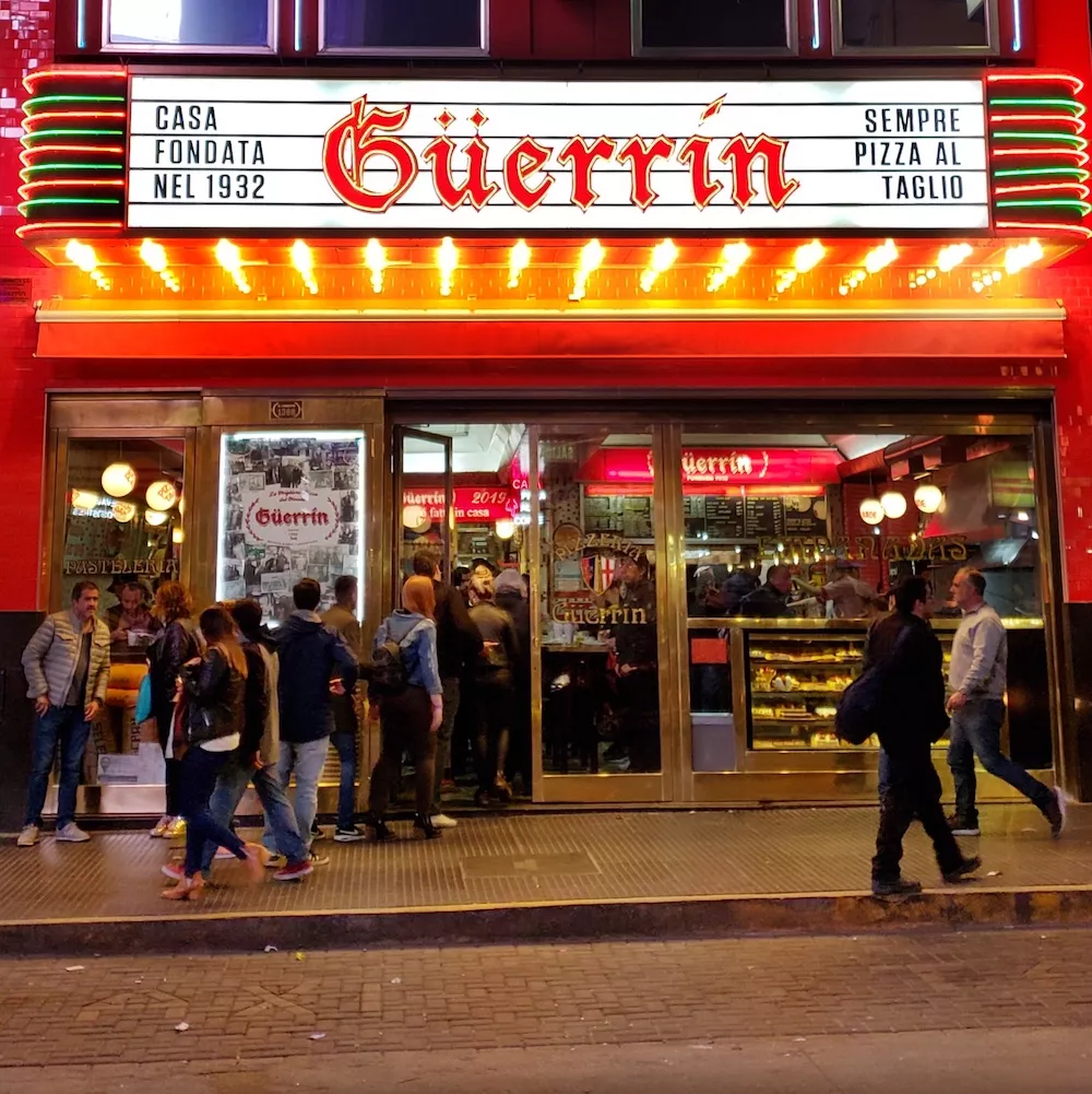 Teatros na Avenida Corrientes Letreiros de neon dos teatros na Avenida Corrientes.