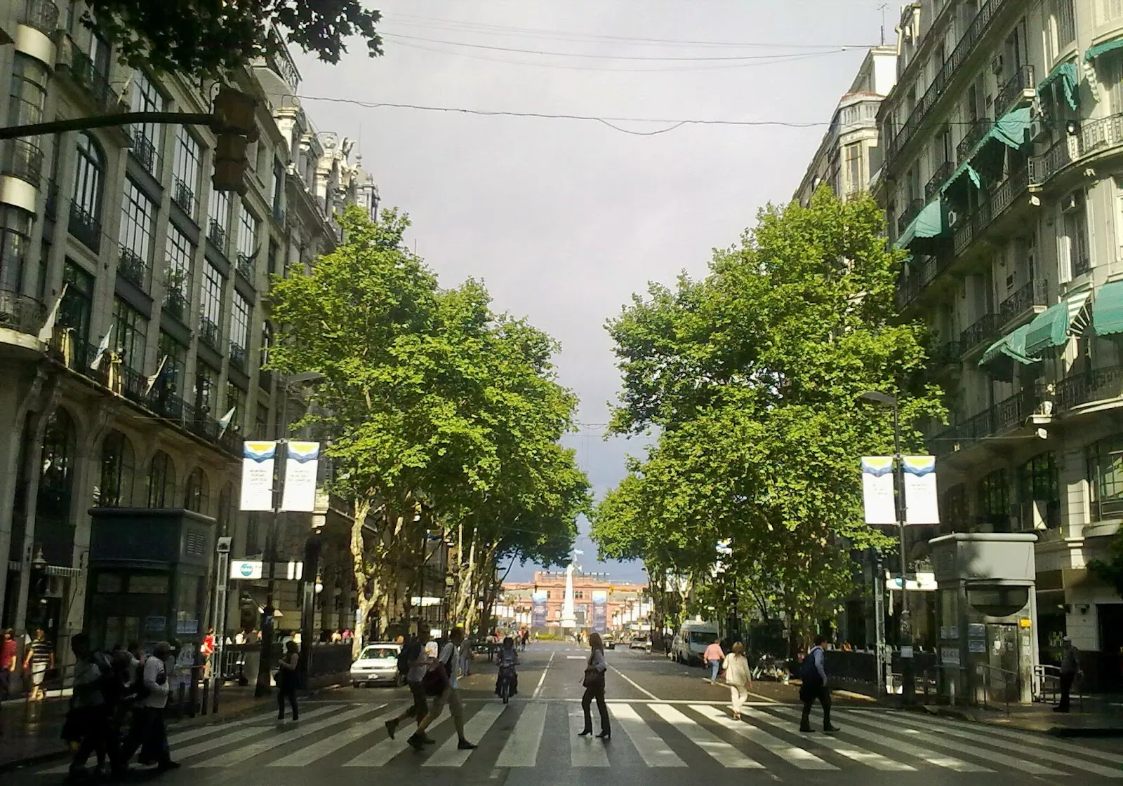 Passeio pela Avenida de Mayo Prédios históricos e arquitetura europeia na Avenida de Mayo.
