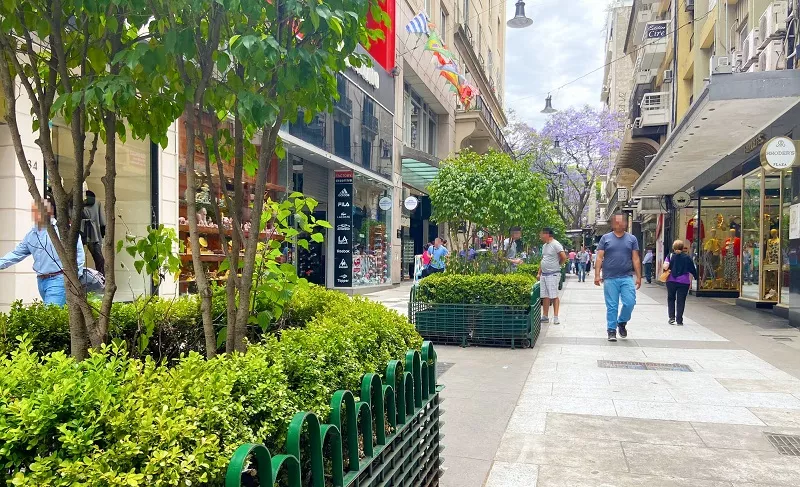 Compras na Rua Florida Pessoas caminhando pela Rua Florida, famosa rua de compras em Buenos Aires.