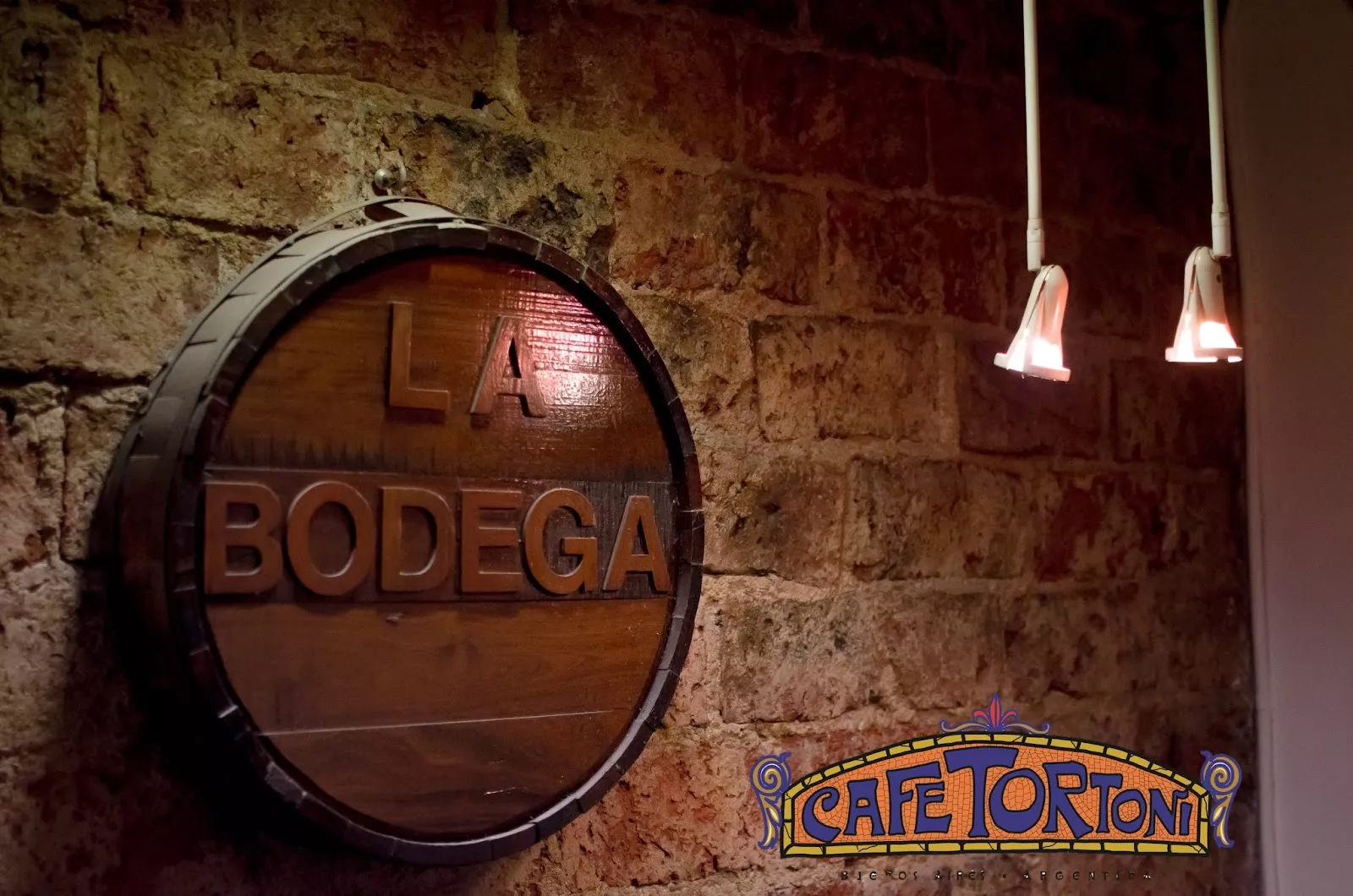 Show de Tango no Café Tortoni Palco de show de tango no subsolo do Café Tortoni.