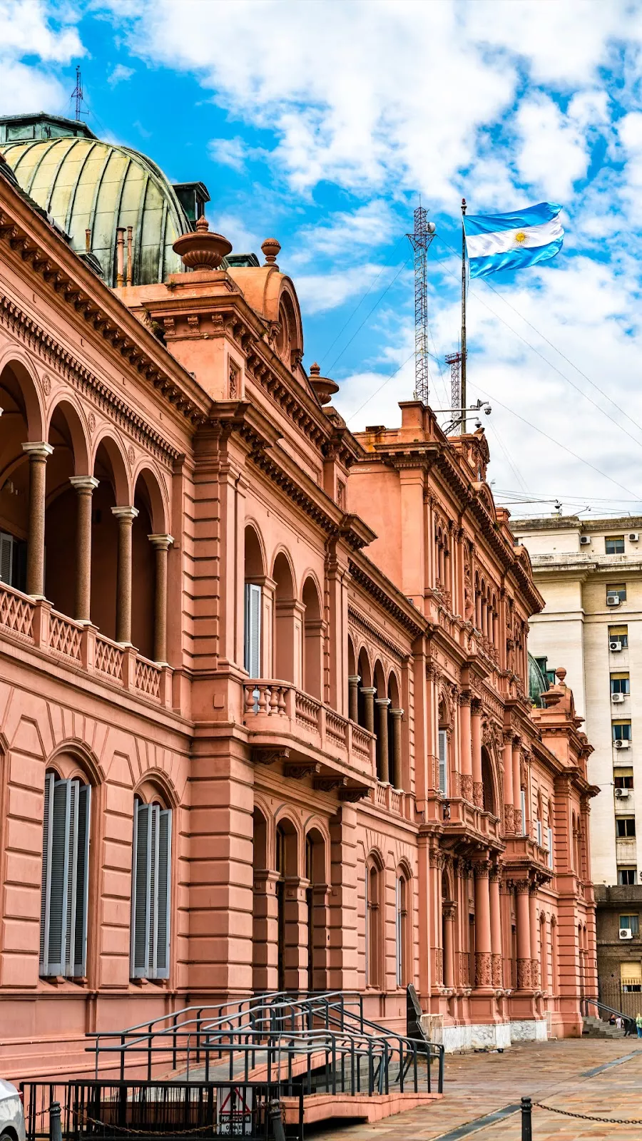 Pátio das Palmeiras - Casa Rosada Pátio interno da Casa Rosada, com arquitetura clássica e palmeiras.