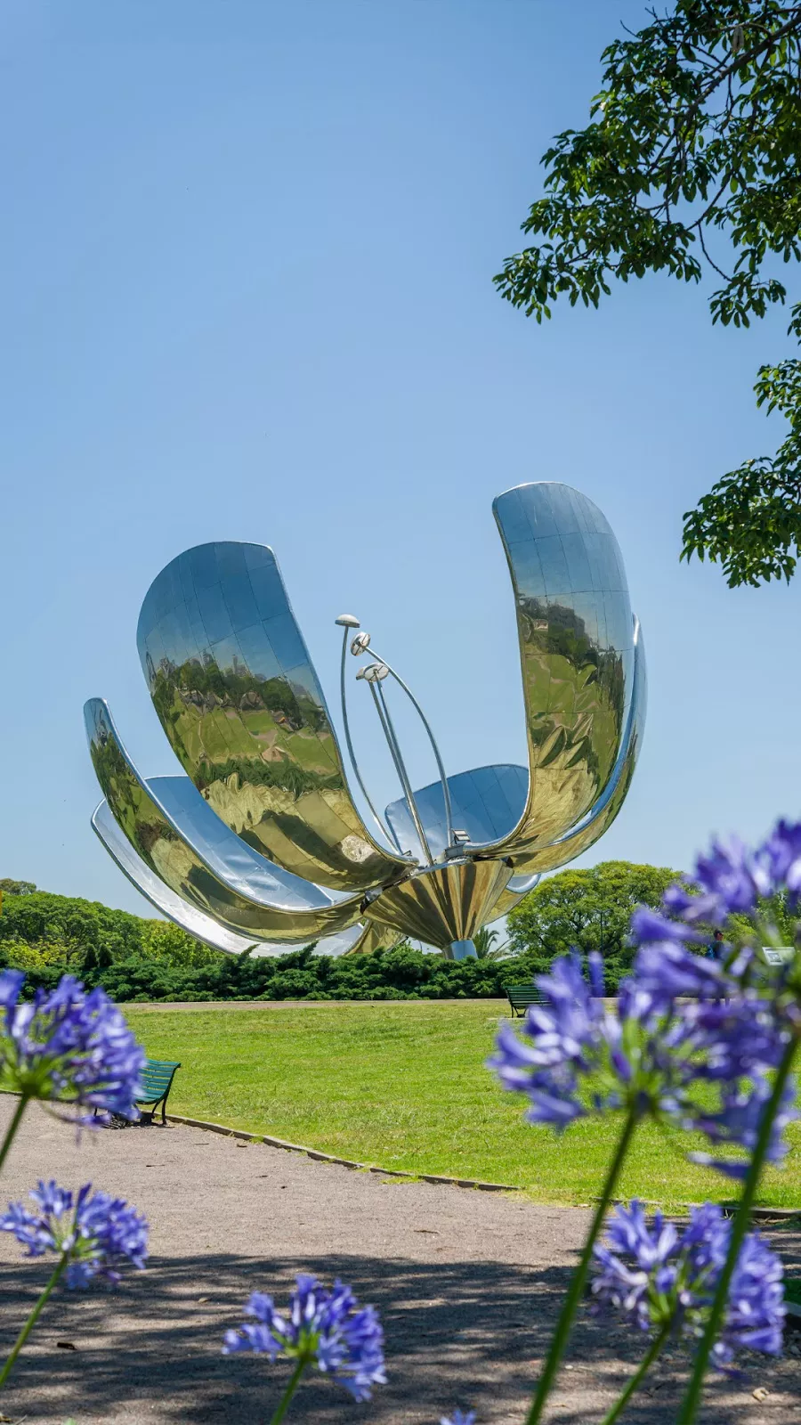 Visita à Floralis Genérica A Floralis Genérica (Flor Metálica) no bairro de Recoleta, Buenos Aires.