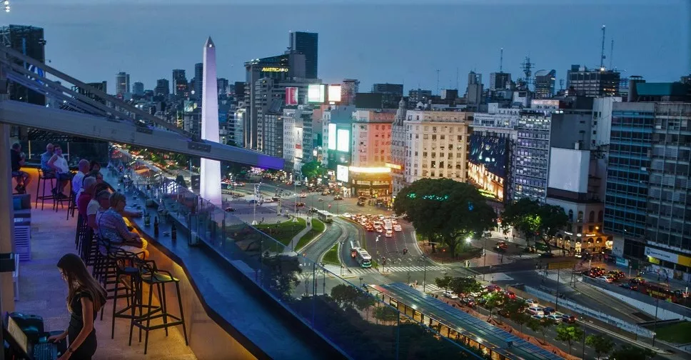 Melhores rooftops de Buenos Aires Vista de um terraço (rooftop) em Buenos Aires com a cidade ao fundo.
