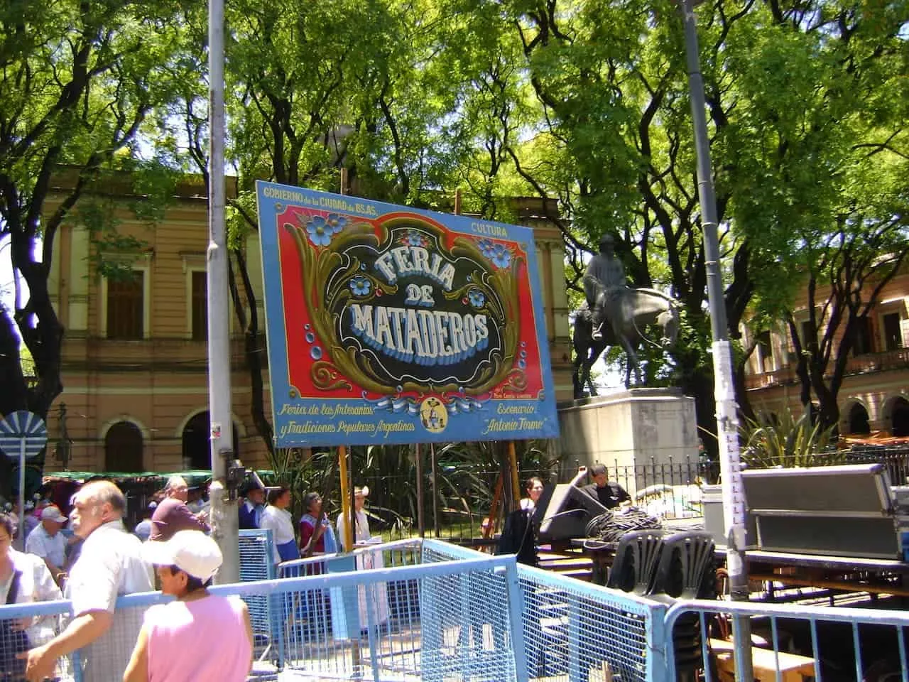 Cultura gaúcha na Feira de Mataderos Dançarinos de folclore se apresentando na Feira de Mataderos.