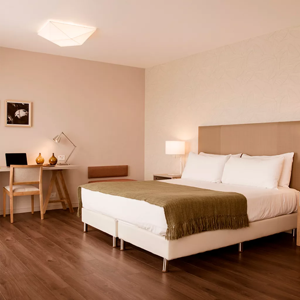 Dicas para reservar hotéis em Buenos Aires Fachada de um hotel moderno em Buenos Aires, como o Dazzler.