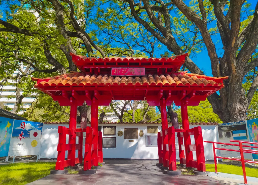 Passeio romântico no Jardim Japonês Ponte vermelha no Jardim Japonês em Palermo, Buenos Aires.