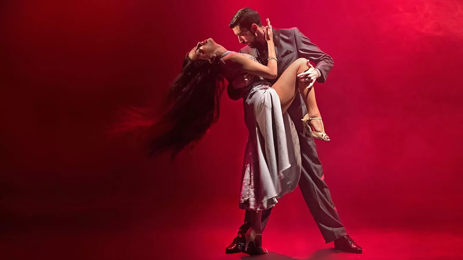 Show de tango romântico em Buenos Aires Casal dançando em um show de tango em Buenos Aires, como o Rojo Tango.
