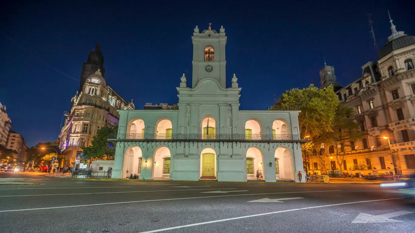 O Cabildo de Buenos Aires na Plaza de Mayo Fachada do Cabildo de Buenos Aires na Plaza de Mayo, um edifício histórico colonial branco.