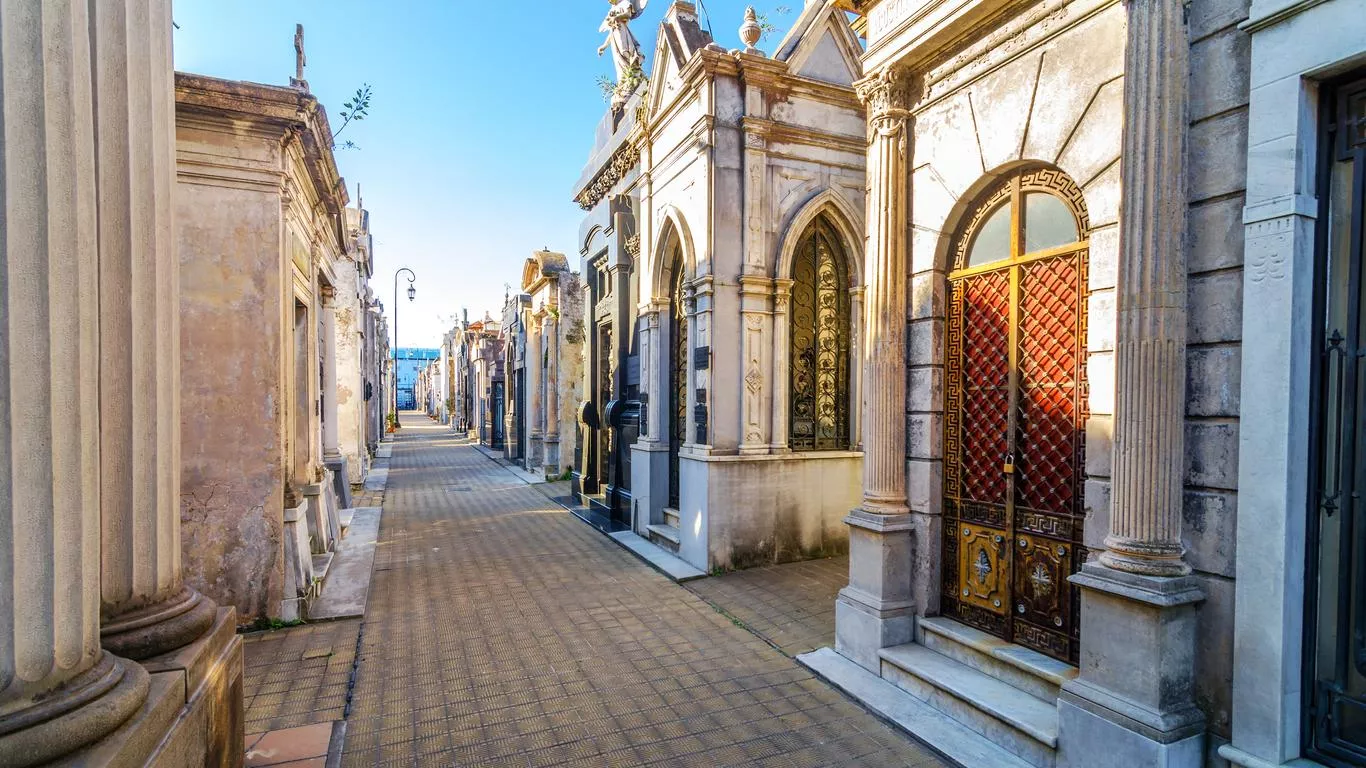 Passeio no Cemitério da Recoleta Túmulos e estátuas de anjos no Cemitério da Recoleta.