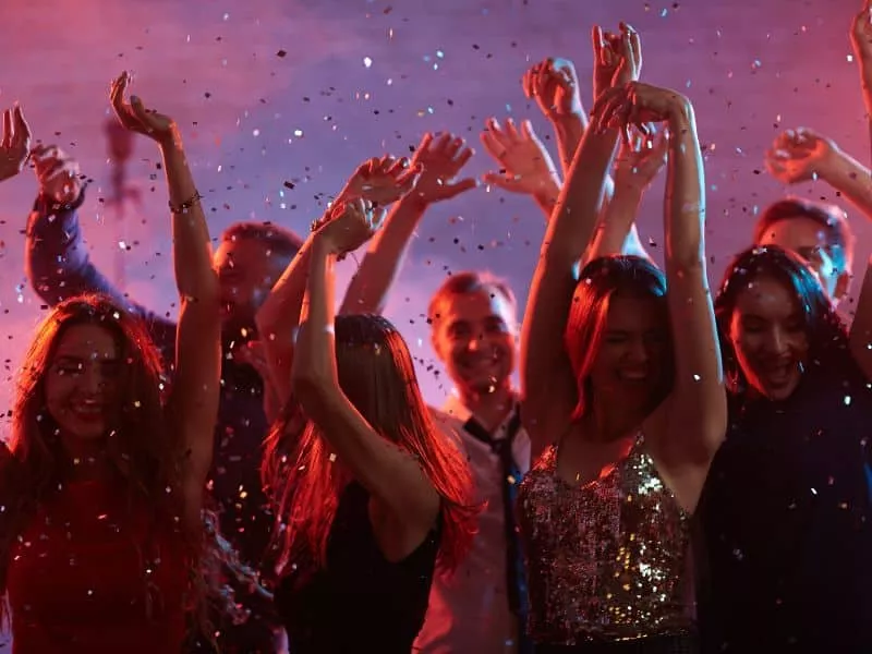 Baladas (boliches) em Palermo Pista de dança de uma balada (boliche) em Buenos Aires, cheia de pessoas.