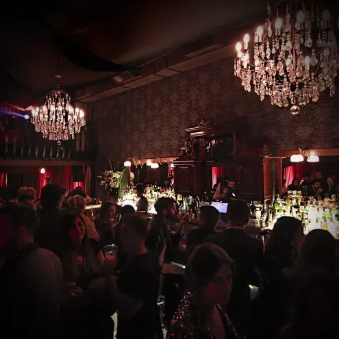 Bares secretos em Buenos Aires Interior de um bar secreto (speakeasy) em Buenos Aires, com decoração sofisticada.