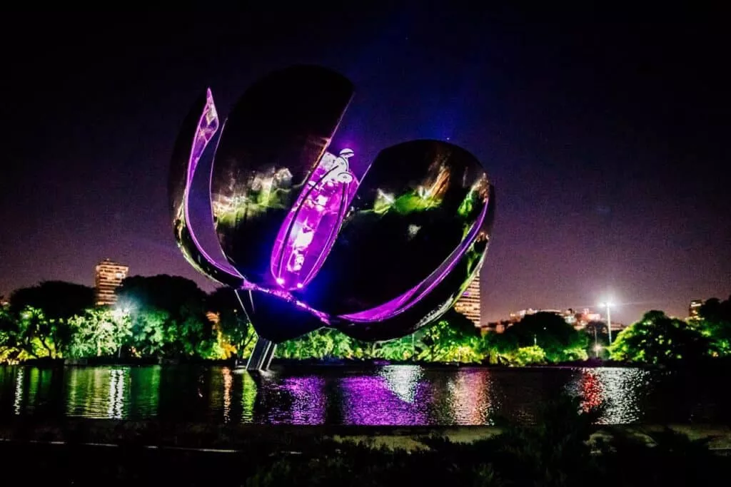 Floralis Genérica à noite A Floralis Genérica (Flor Metálica) iluminada à noite em Recoleta.