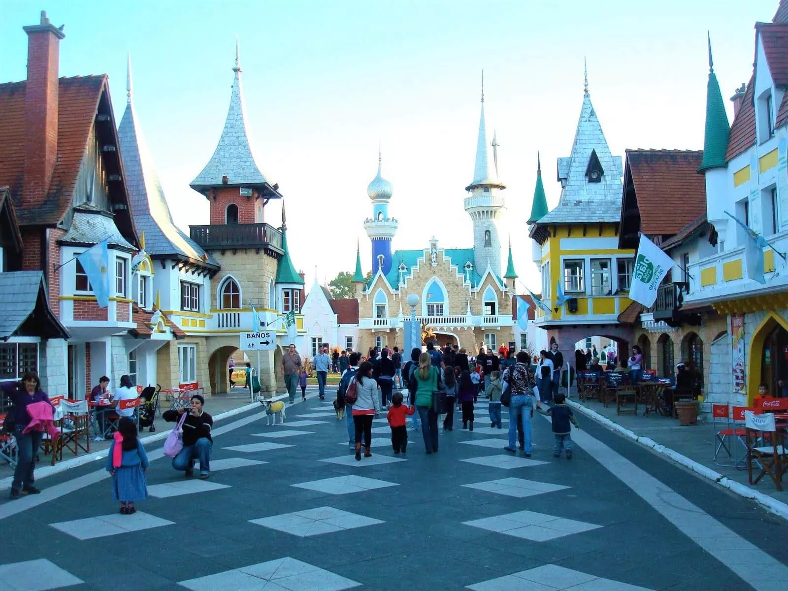 República de Los Niños: um passeio para crianças Crianças brincando no parque República de Los Niños em La Plata.
