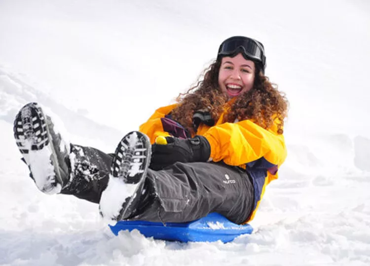 Clima e estações do ano na Argentina Mulher olhando um mapa, planejando a viagem para a Argentina.