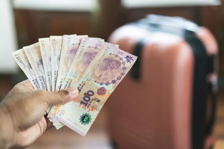 Orçamento e câmbio para a Argentina Calculadora e notas de pesos argentinos, planejando o orçamento da viagem.