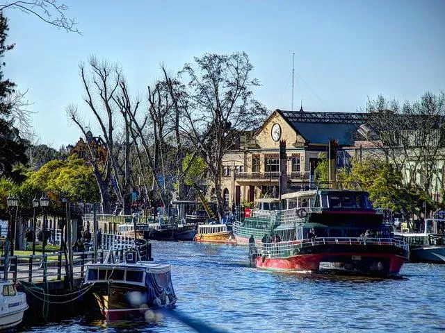 Explorando o Delta do Tigre Vista aérea do Delta do Tigre, com seus rios, canais e ilhas verdes.