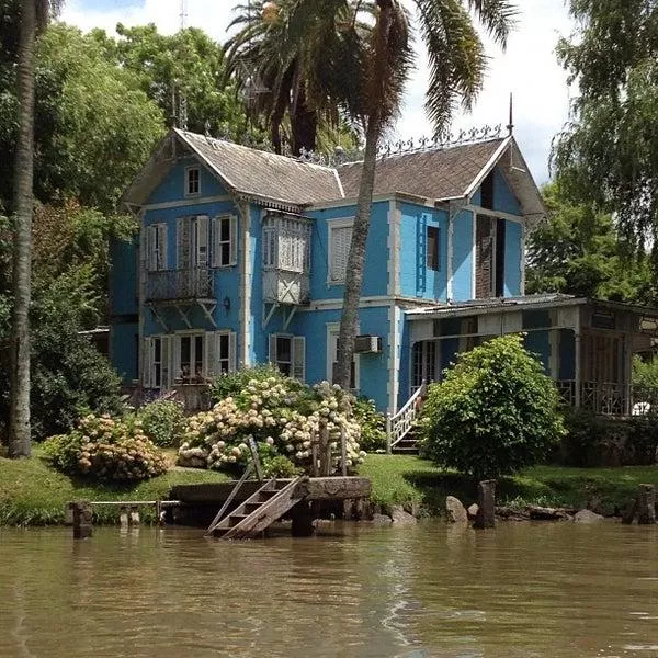 Passeio de barco no Delta do Tigre Barco de passeio navegando por um canal estreito no Delta do Tigre.