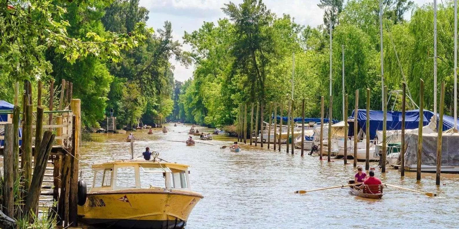 Passeio de caiaque no Delta do Tigre Pessoa remando de caiaque em um dos rios tranquilos do Delta do Tigre.