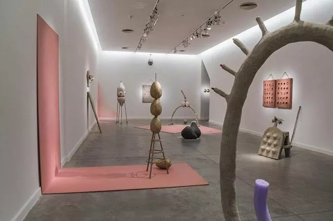 Arte contemporânea em Buenos Aires Exposição de arte vibrante no Centro Cultural Recoleta.