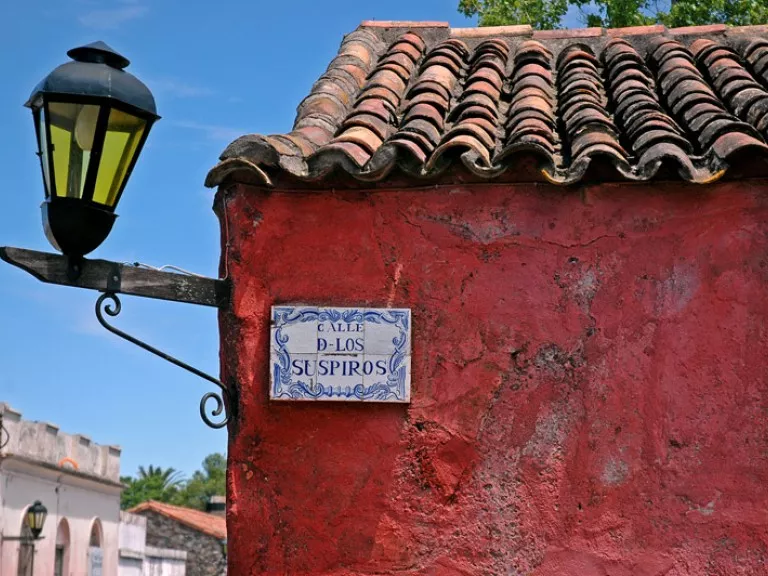 Compras na Calle de los Suspiros Loja de artesanato na histórica Calle de los Suspiros.