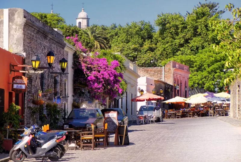 O Bairro Histórico de Colônia Rua de paralelepípedos no Bairro Histórico de Colônia del Sacramento.