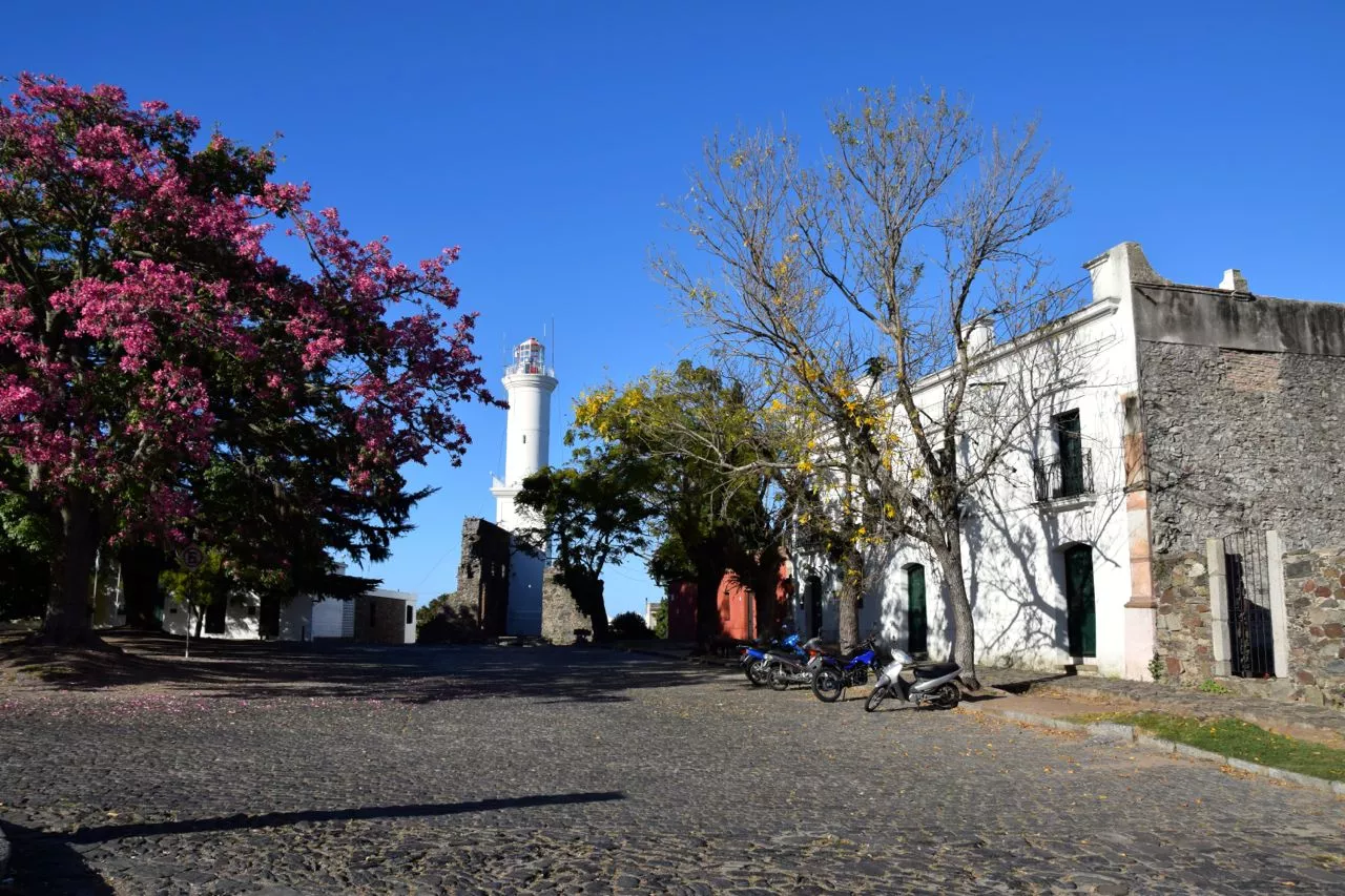 Plaza Mayor de Colônia A Plaza Mayor no Barrio Histórico, cercada por construções coloniais.
