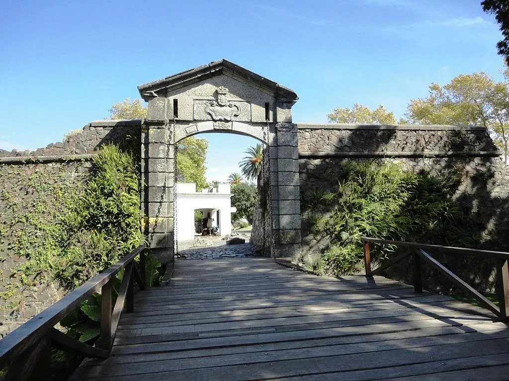 Puerta de la Ciudadela A Puerta de la Ciudadela, a porta de entrada para o Bairro Histórico.