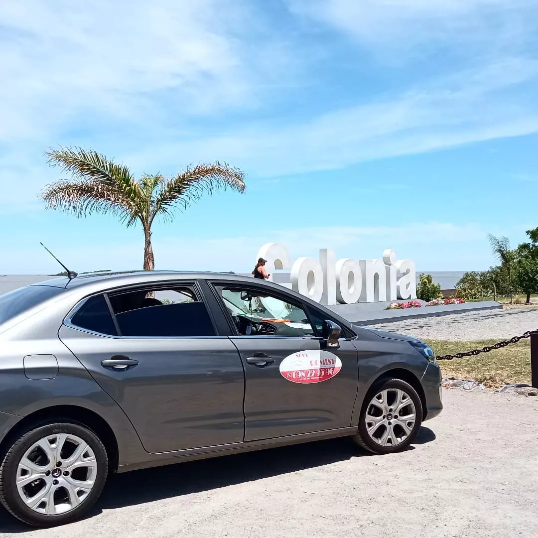 Táxis em Colônia del Sacramento Táxis estacionados em uma rua de Colônia del Sacramento.