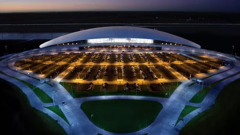 Aeroporto de Montevidéu (MVD) Interior do Aeroporto de Carrasco (MVD) em Montevidéu, o aeroporto mais próximo de Colônia.