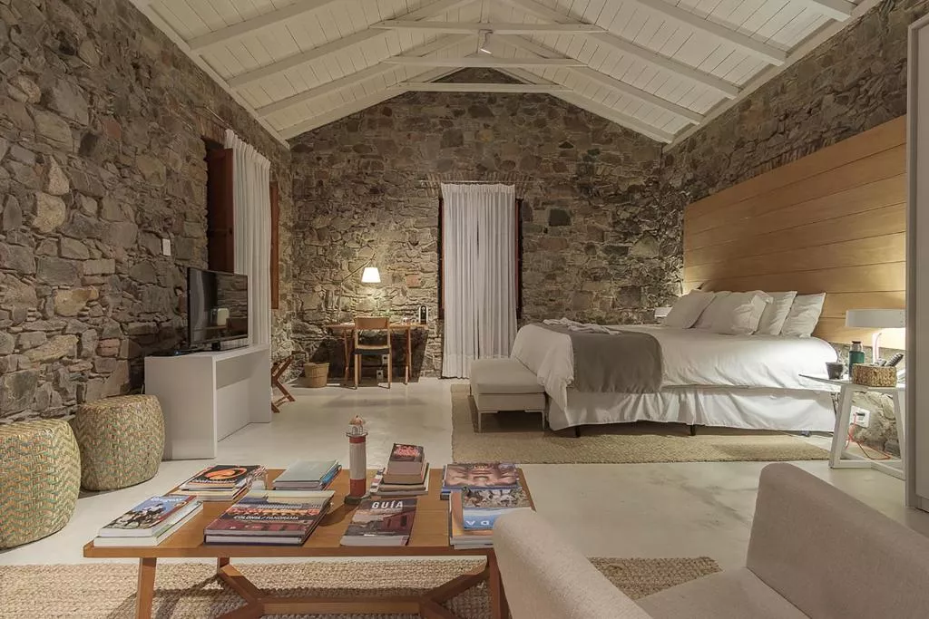 Charco Hotel no Barrio Histórico Vista do Charco Hotel à beira do rio em Colonia del Sacramento.