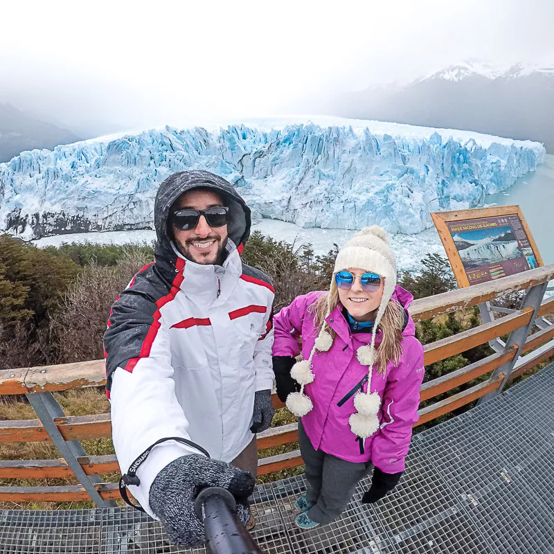 Proteção solar é essencial em Ushuaia Óculos de sol refletindo a paisagem de neve em Ushuaia.