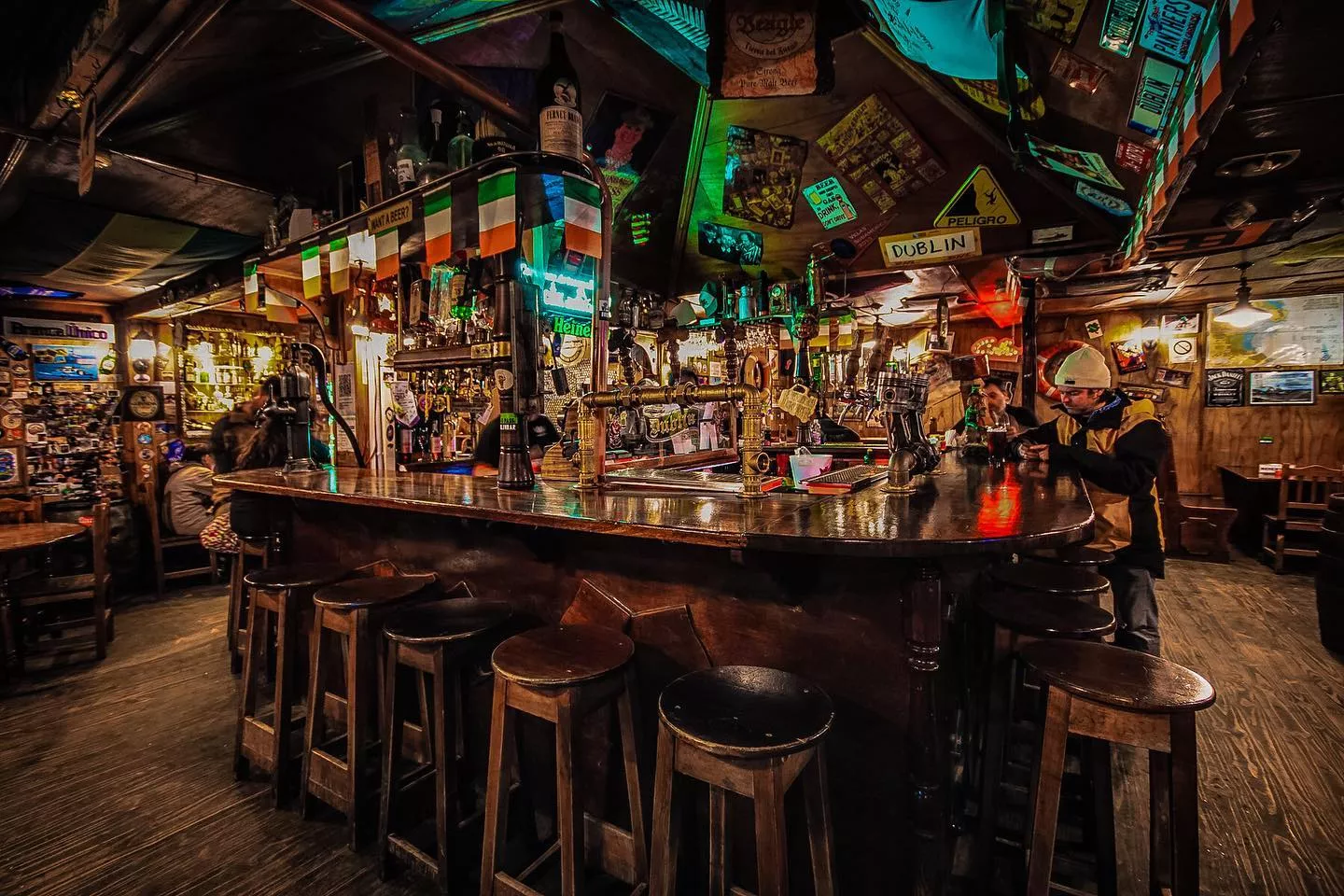 Bares e Pubs no centro de Ushuaia Interior de um bar ou pub aconchegante em Ushuaia.