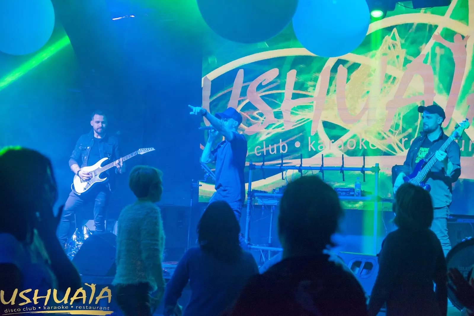 Música ao vivo e entretenimento em Ushuaia Banda tocando música ao vivo em um bar em Ushuaia.