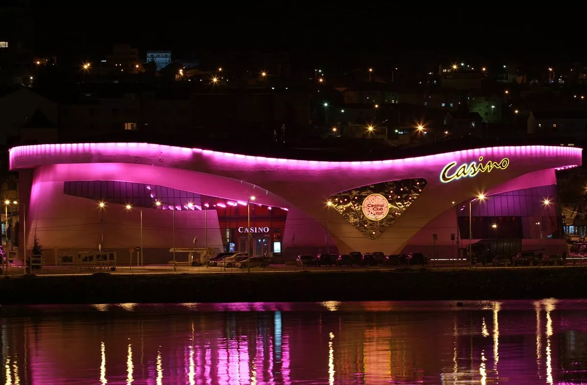 Casino Club Ushuaia Fachada iluminada do Casino Club Ushuaia à noite.