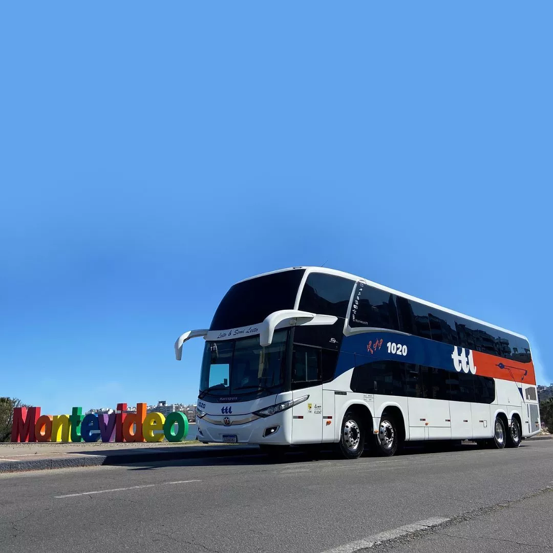 Viagem de ônibus para Montevidéu Ônibus de longa distância no Terminal Tres Cruces em Montevidéu.