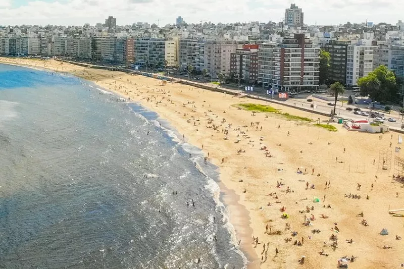 Praia de Pocitos Vista da Praia de Pocitos com o famoso letreiro de Montevidéu.