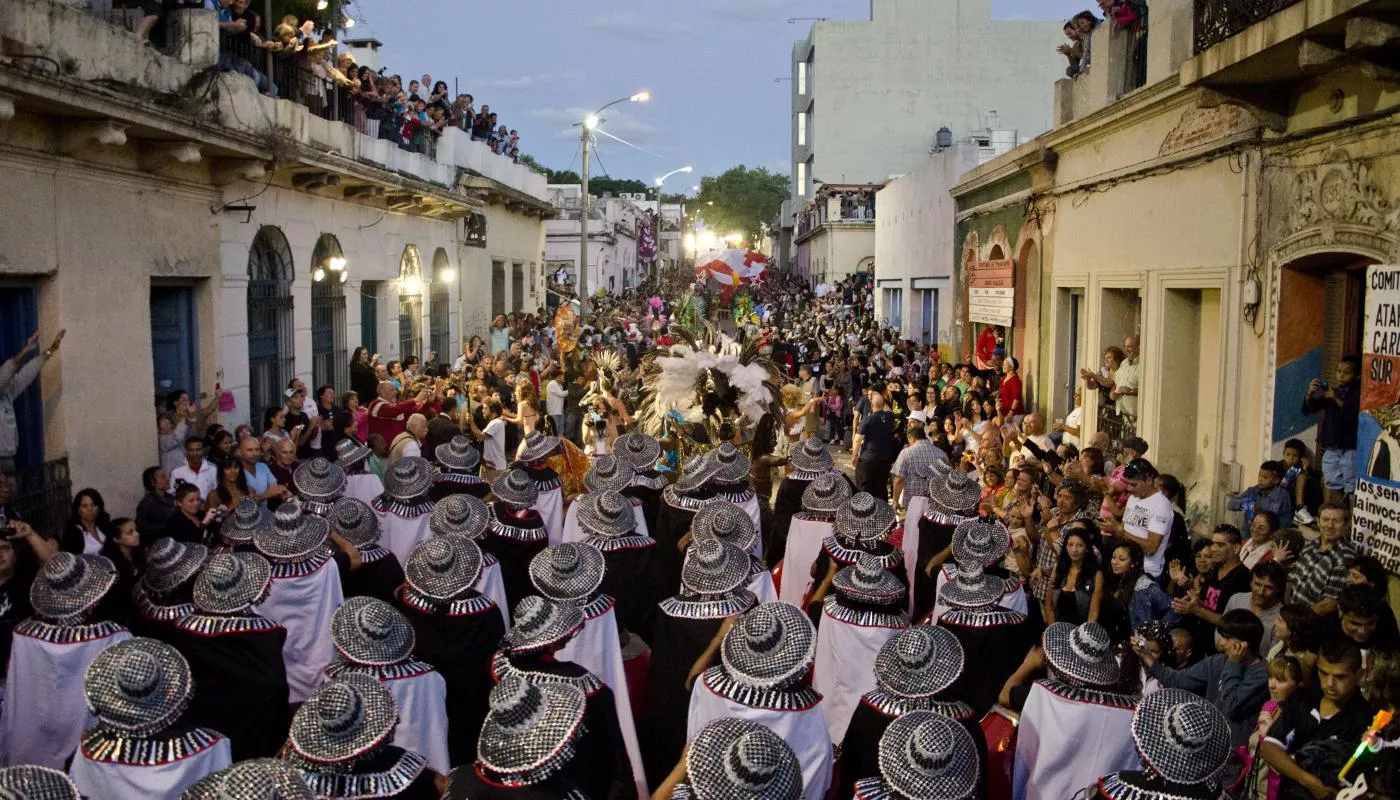 Cultura do Candombe no Barrio Sur Mural de candombe colorido no Barrio Sur, Montevidéu.